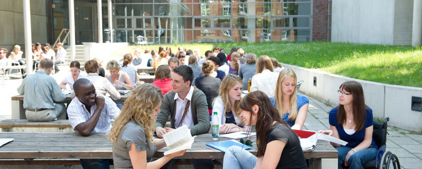 Eine Gruppe von Studierenden sitzt in der Mensa am Campus Griebnitzsee. Foto: Karla Fritze