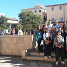 Gruppenbild vor dem Archäologischen Zentrum