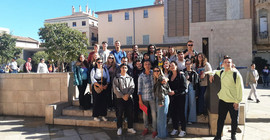 Gruppenbild vor dem Archäologischen Zentrum