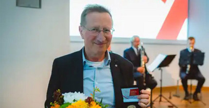 Prof. Dr. Wilfried Schubarth with a bouquet of flowers and Fontane-medal.