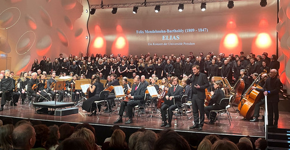 Orchester auf der Bühne des Nikolaisaals beim Jubiläumskonzert.