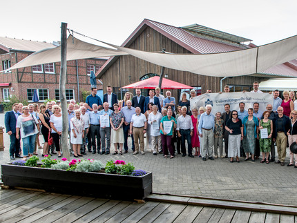 Gruppe beim Spargelessen