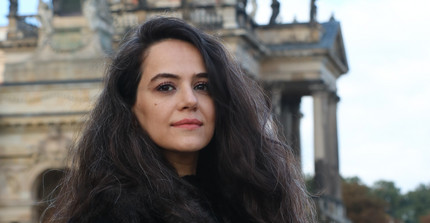 Portrait Picture of Zahra Mollaei in front of Neues Palais