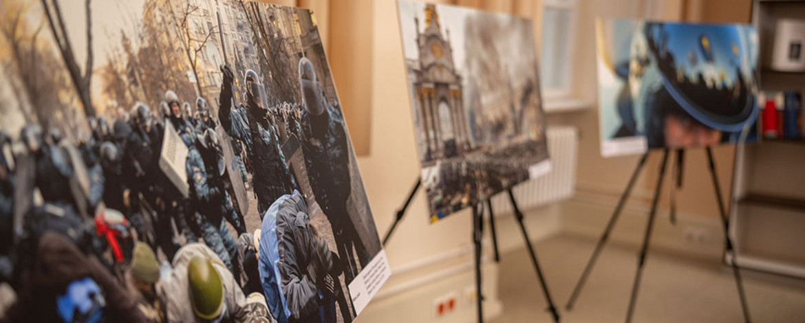 Eine neue Ausstellung von Studierenden der Universität Potsdam zeigt Bilder aus der Revolution der Würde 2013/14 in der Ukraine. - 