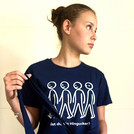 Eine weiblich gelesene Person posiert für dieses Bild. Im Vordergrund der dunkelblauer Stoffbeutel mit dem Universitätslogo. Die Person trägt auch das Kampagnenshirt. Auf dem man auch die Karrikatur sieht.