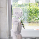 Ein Kind steht einem Roboter gegenüber