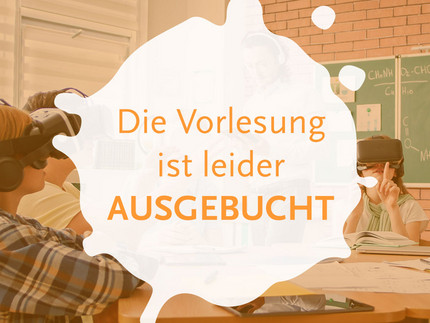 Auf dem Bild steht der Hinweis "Die Vorlesung ist leider ausgebucht". Im Hintergrund: Eine Gruppe junger Schüler mit VR-Headsets sitzt zusammen am Schreibtisch, während ein männlicher Lehrer mit einem digitalen Tablet in der Hand ein Bildungsprogramm erklärt. Moderne Technologien während des interaktiven Unterrichts.