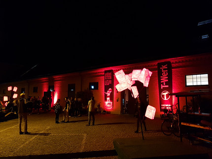 Gebäude bei Nacht, das rot angeleuchtet wird