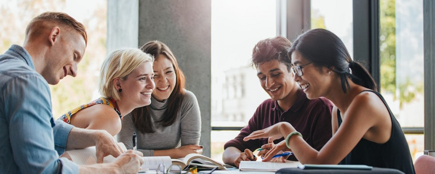 Studierende am Tisch arbeiten zusammen