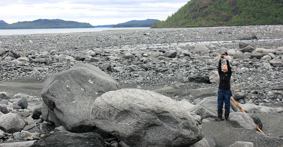 Wenn Der Desolation Lake ausbricht, ergießt sich ein Großteil seines Inhalts durch die Täler in Richtung Bucht, darunter Gesteinsbrocken so groß wie ein Truck.