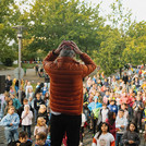 Mann auf einer Bühne, davor viele Kinder