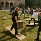 Kinder spielen auf einer Wiese