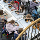 Kinder in einer Mensa