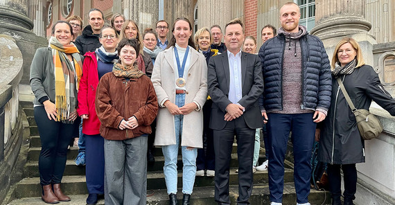 Die studentischen Olympia-Teilnehmenden mit Uni-Präsident Prof. Oliver Günther, Ph.D. und weiteren Gästen des Olympia-Empfangs.