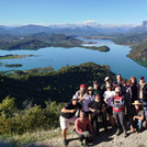 Gruppenfoto: im Hintergrund die Landschaft vom Castillo de Samitier (Spanien)