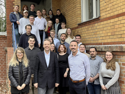 Bild der Forschungsgruppen von Prof. Dr. Stieglitz, Prof. Dr. Gronau und Prof. Dr. Krasnova beim Empfang vor der Digitalvilla