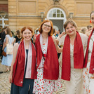 Vier Menschen posieren lächelnd für die Kamera.