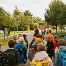 Kinder laufen in der Gruppe einen Weg entlang