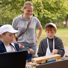 Mehrere Personen vor einem Experimentaufbau