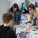 Kinder beim Basteln mit Metallstücken