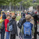 Kinder neben einem Teleskop