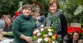 Kerstin Kläring (r.) übergibt die Technische Leitung des Botanischen Gartens an Dr. Romy Zibulski.