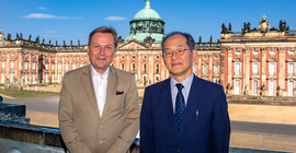 Hidenao Yanagi, Botschafter Japans in der Bundesrepublik Deutschland, und der Präsident der Universität Potsdam, Prof. Oliver Günther, Ph.D. vor dem Neuen Palais.