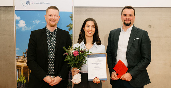 Guido-Reger-Gründungspreisträgerin Ghazaleh Madanie mit dem Geschäftsführer von Potsdam Transfer Sascha Thormann (r.) und Johannes Zier (l.) vom Startup Service.