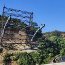 Eine Brücke, die noch während des Baus kollabierte. Eine Brücke, die noch während des Baus kollabierte.