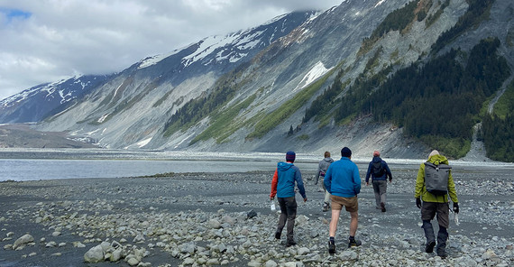 „Ohne unsere lokalen Partner aus Kanada und Alaska wäre die Reise fast unmöglich gewesen“, ist Georg Veh sicher. Als Glücksgriff erwies sich die Idee, die Feldarbeit filmisch zu begleiten: Greg Chaney, Kameramann aus Juneau, der die Gruppe begleitete, war zugleich outdoorerfahren – und echter Kenner der einzigartigen Gletscherlandschaft.