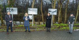 Das Bild zeigt drei Gedenktafeln auf dem Campus Griebnitzsee und vier Personen.