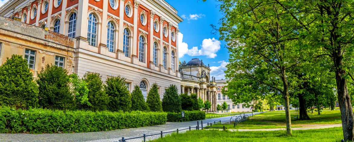 Historisches Nebengebäude des Neuen Palais, in dem heute Teile der Universität Potsdam untergebracht sind - 