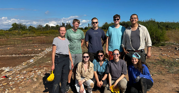 Gruppenfoto der Studierenden an der Grabungsstätte