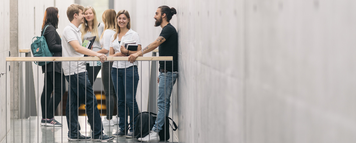 Gruppe von Studierenden am Campus - Schnupperstudium | Januar 2024