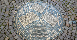 Bronzeplatte erinnert an die Bücherverbrennung in Frankfurt am Main