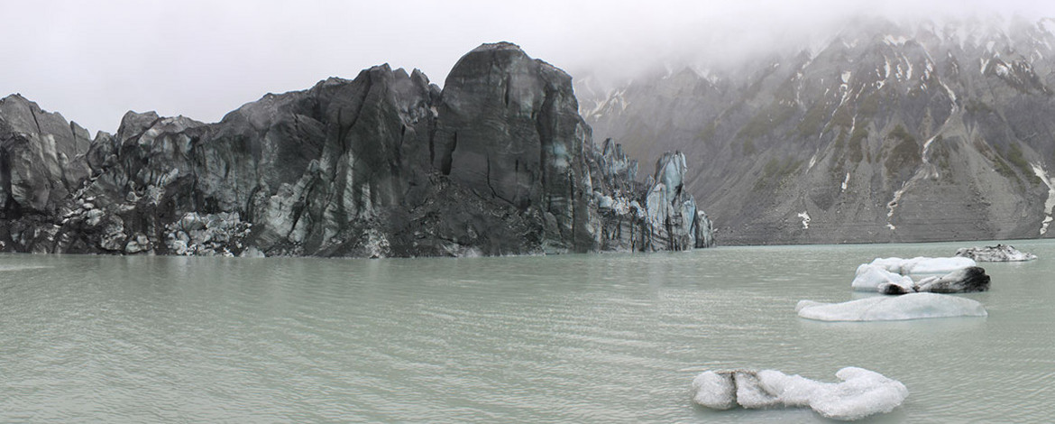 Blick auf den Lituya Gletscher: Noch ragt die Eisfront etwa 40 bis 50 Meter aus dem Wasser. - 