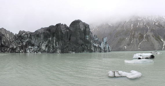 Blick auf den Lituya Gletscher: Noch ragt die Eisfront etwa 40 bis 50 Meter aus dem Wasser.