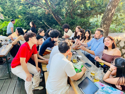 Christian E. Rieck im Gespräch mit den kolumbianischen Studenten.