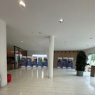 Roll-Ups aufgereiht im Foyer der Bibliothek Golm. Auf den Roll-Ups sind einzelne Personen abgebildet die ihre Geschichte erzählen. Auf den Roll-Ups sind QR-Codes zu den Podcasts mit diesen Personen.