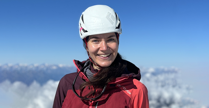 Portait of a confident woman in alpine gear above the clouds | Foto: Cosmic Sense consortium