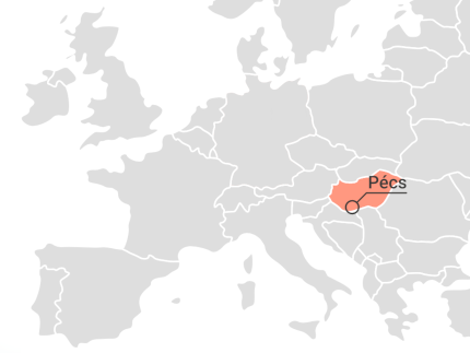 Es ist ein Ausschnitt einer Europakarte zu sehen, auf der Ungarn farblich hervorgehoben ist. Die Stadt Pécs ist markiert. Das Bild stammt von EDUC.