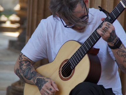 Pablo spielt Gitarre bei der Übergabe der Zeugnisse