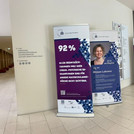 Im Weitwinkelformat die große Vorhalle bei der Golm Bibliothek, modern, an den Wänden die Roll-Ups der Kampagne.