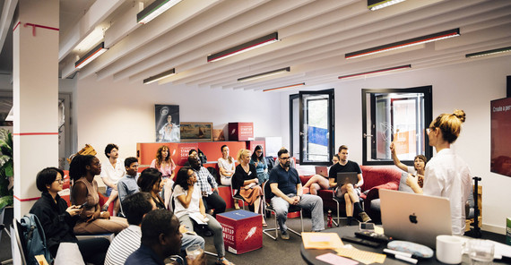 Gruppe von Personen sitzend im Konferenzraum