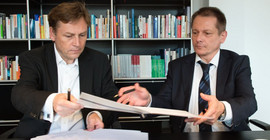 Prof. Oliver Günther, Ph.D., Präsident der Universität Potsdam (l.), und Josef Nußbaum, Erster Geschäftsführer des Brandenburgischen IT-Dienstleisters (ZIT-BB), unterzeichnen Kooperationsvereinbarung