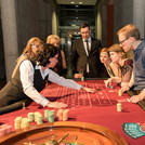 Gäste probieren sich am Roulette-Tisch aus. Foto: rotschwarzdesign