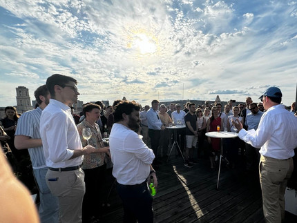 Sommerfest des Lehrstuhls Militärgeschichte auf der Dachterrasse der WIS mit Sonnenuntergang