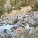 Felsbrocken an den steileren Hängen des Flusslaufs. Felsbrocken an den steileren Hängen des Flusslaufs.