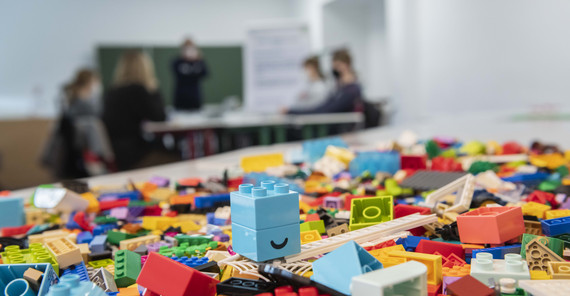 LEGO-Steine auf dem Tisch verteilt