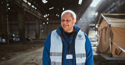 Oliver Oswald mit Warnweste im Einsatzgebiet